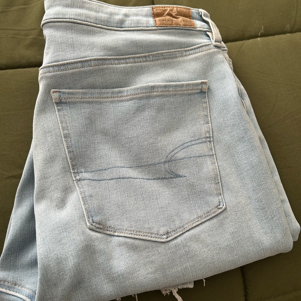 Light colored American Eagle 14 short